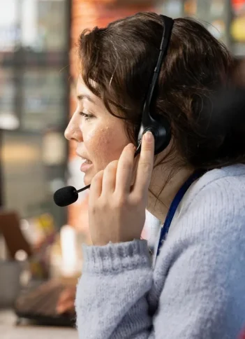 imgi_9_close-up-customer-center-worker-assisting-users-with-installing-software_482257-125825